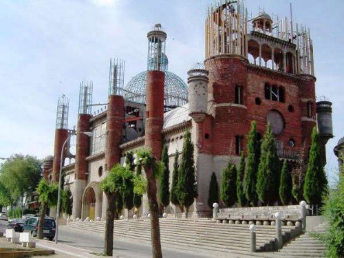 La cattedrale costruita da un uomo solo, con spazzatura come mattoni