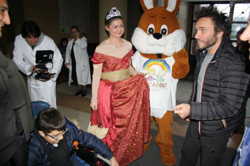 Natale: Nek, un sorriso a bimbi Rizzoli