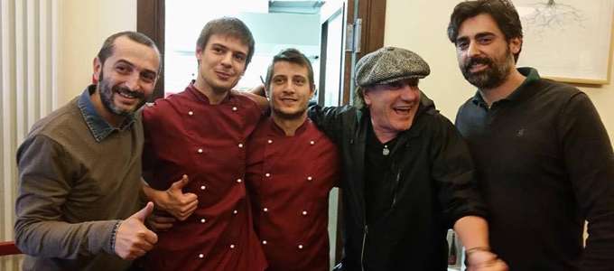 IL LEADER DEGLI AC/DC PRANZA A MODENA
