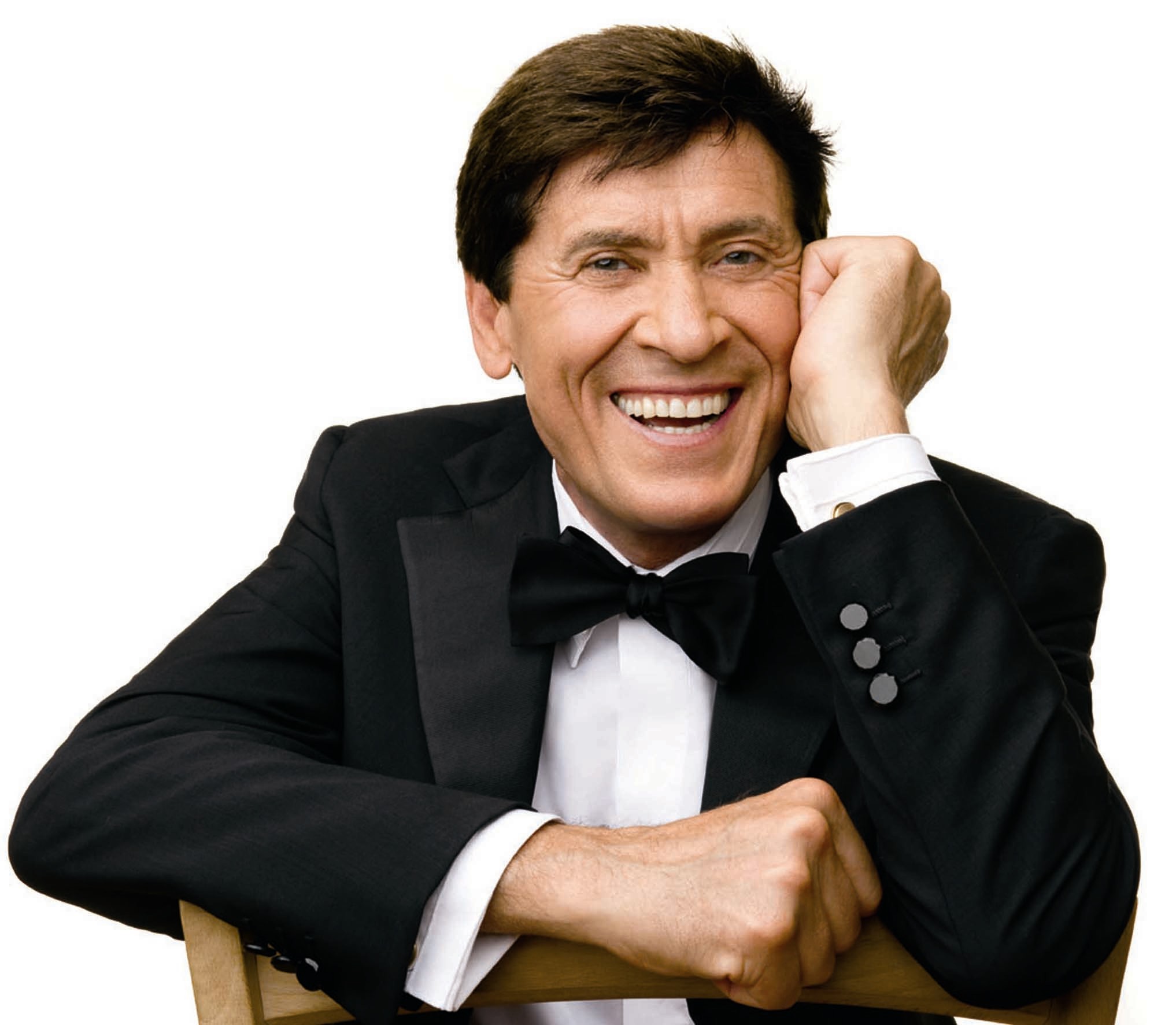 Gianni Morandi cameriere per gli homeless: “Povertà e lotta alle mafie, battaglie di tutti”