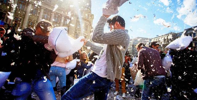 CARPI: IN PIAZZA MARTIRI C’E’ LA BATTAGLIA… DEI CUSCINI!