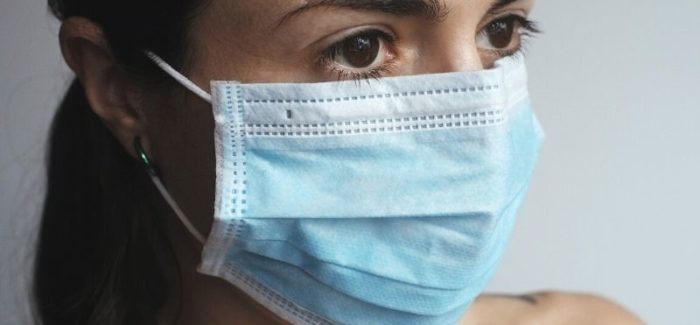 CORONAVIRUS: A FERRARA SCATTA L’OBBLIGO DI MASCHERINA NEI LOCALI APERTI