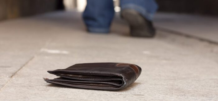 MODENA: TROVA E RESTITUISCE 1.150 EURO