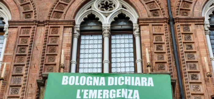 BOLOGNA: STRISCIONE ECOLOGICO SU PALAZZO D’ACCURSIO